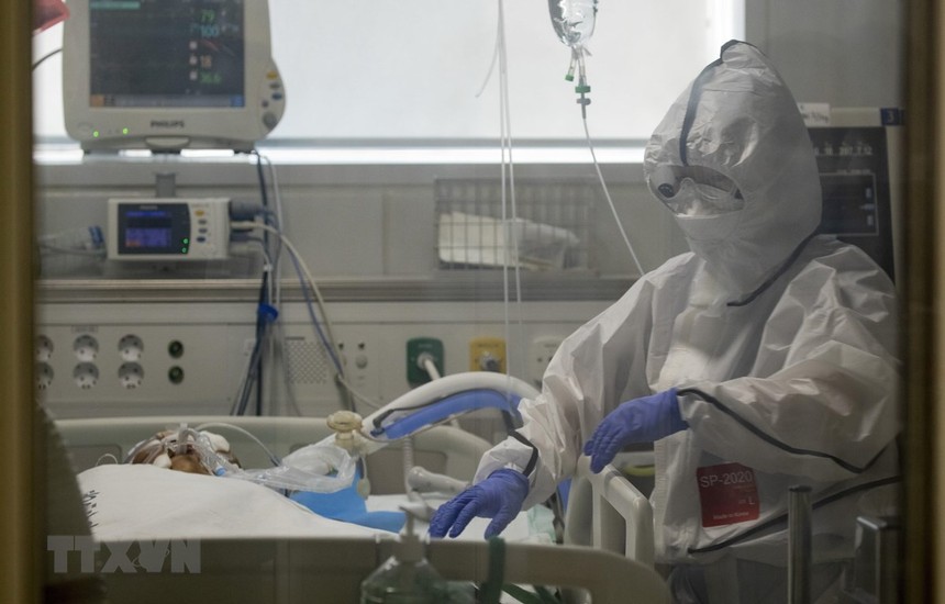 Nhân viên y tế điều trị cho bệnh nhân mắc COVID-19 vào một bệnh viện ở Daegu, Hàn Quốc. (Ảnh: THX/TTXVN).