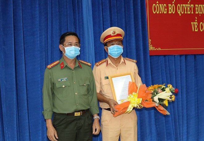 Đại tá Nguyễn Văn Trãi, Giám đốc Công an tỉnh Tây Ninh, trao quyết định bổ nhiệm của Bộ Trưởng Bộ Công an cho Thượng tá Phan Văn Triều (phải).