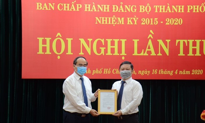 Bí thư Thành ủy Nguyễn Thiện Nhân trao quyết định cho ông Dương Anh Đức (Ảnh: TTBC TPHCM).