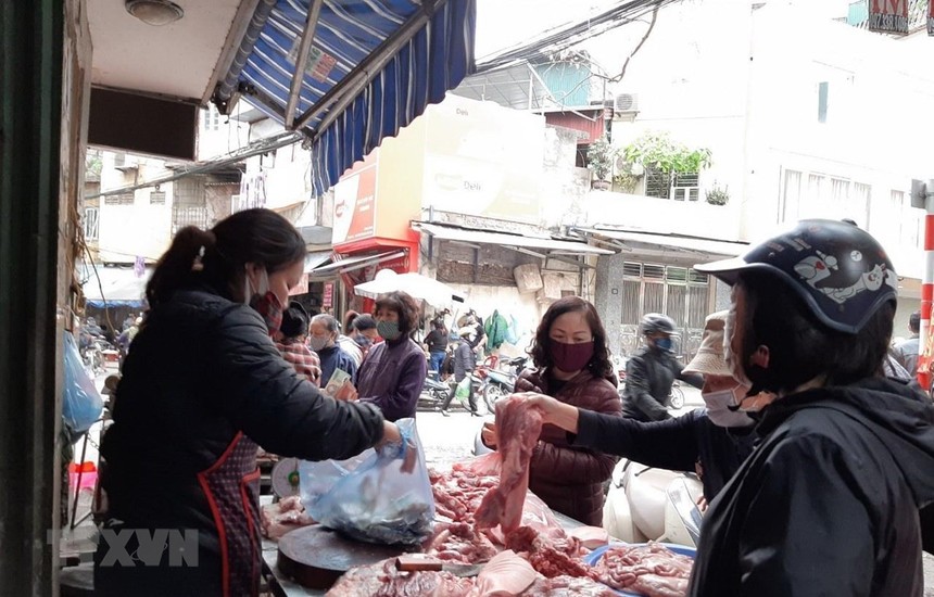 Quầy bán thịt lợn tại chợ Hoàng Mai, Hà Nội. (Ảnh: Phương Anh/TTXVN).