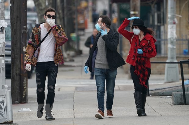 New York bắt buộc người dân phải đeo khẩu trang khi ra đường. (Ảnh: THX/TTXVN).