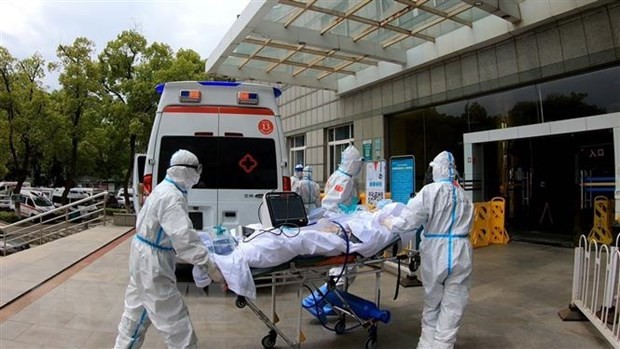 Nhân viên y tế chuyển bệnh nhân nhiễm COVID-19 tới bệnh viện ở Vũ Hán, tỉnh Hồ Bắc, Trung Quốc, ngày 11/4/2020. (Ảnh: THX/TTXVN).