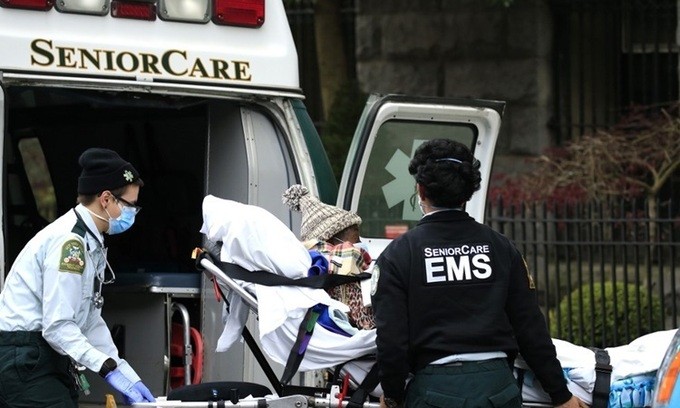Nhân viên cấp cứu đưa một bệnh nhân khỏi xe cứu thương tại Trung tâm y tế Cobble Hill ở quận Brooklyn, thành phố New York, hôm 18/4. Ảnh: AFP.