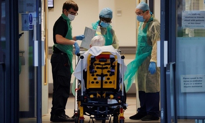 Một bệnh nhân nhập viện tại Bệnh viện Đại học Aintree ở Liverpool, Anh, ngày 16/4. Ảnh: Reuters.