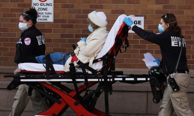 Người nhiễm nCoV nhập viện tại thành phố New York hôm 12/4. Ảnh: AFP.