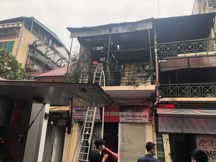 Hà Nội: Dập tắt đám cháy tại phố Hàng Ngang trong 20 phút