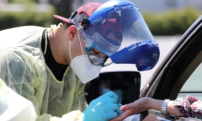 Nhân viên y tế tại một trạm xét nghiệm ở Los Angeles ngày 24/4. Ảnh: Reuters.