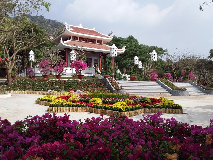 Đền thờ Liệt Sĩ đã được nhà đầu tư (Công ty cổ phần Du lịch An Giang) xây dựng mới.
