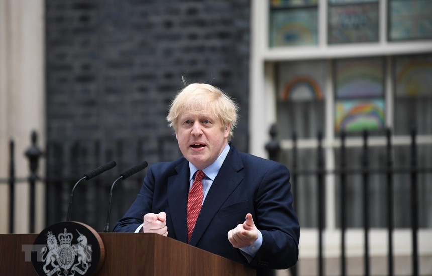 Thủ tướng Anh Boris Johnson phát biểu tại thủ đô London ngày 27/4. (Ảnh: AFP/ TTXVN).