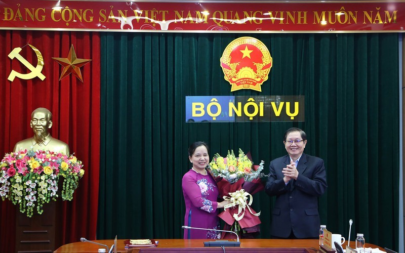 Bộ trưởng Lê Vĩnh Tân chúc mừng Thứ trưởng Trần Thị Hà đã hoàn thành nhiệm vụ.