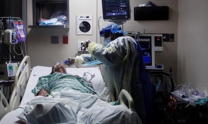 Nhân viên y tế chăm sóc cho một bệnh nhân nhiễm nCoV tại bệnh viện cộng đồng Roseland ở Chicago ngày 22/4. Ảnh: Reuters.