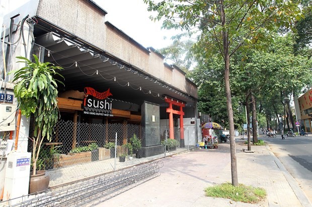 Nhiều nhà hàng, tiệm ăn ở Thành phố Hồ Chí Minh vẫn đóng cửa cài then dù đã kết thúc thời gian giãn cách xã hội. (Ảnh: Thanh Vũ/TTXVN).