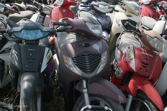 Nhiều xe máy vô thừa nhận để ở các bãi xe ở Hà Nội.