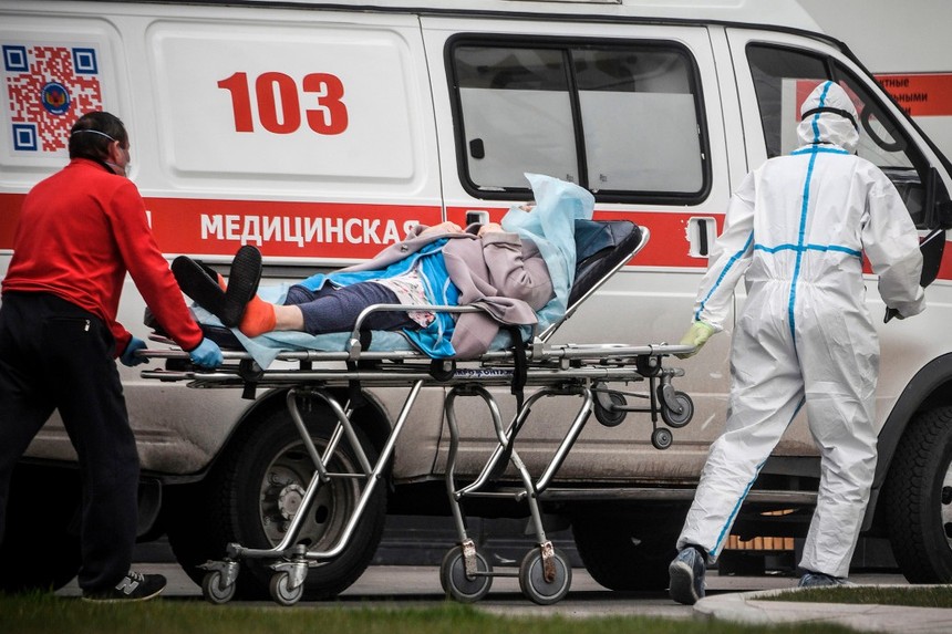 Nhân viên y tế chuyển bệnh nhân tới bệnh viện ở ngoại ô Moscow. (Ảnh: AFP).