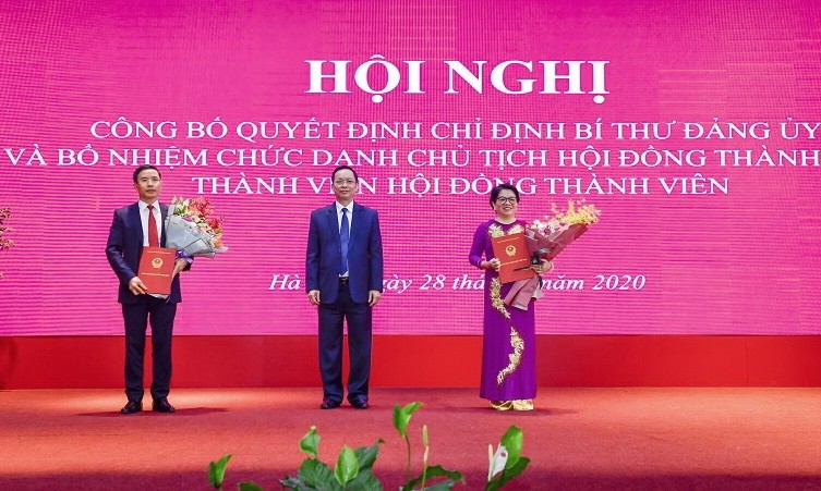 Phó Thống đốc Đào Minh Tú trao quyết định cho ông Phạm Đức Ấn và bà Đỗ Thị Nhàn.