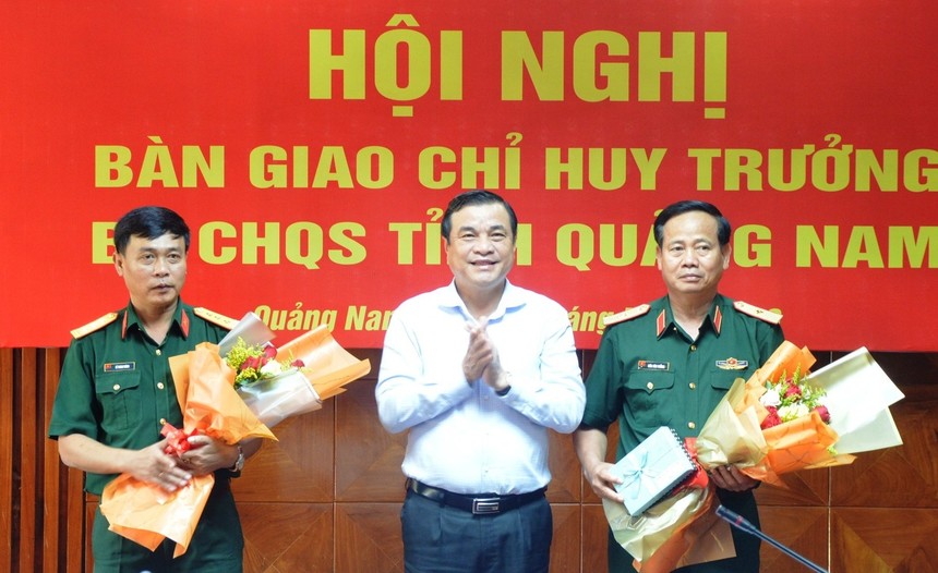 Bí thư Tỉnh ủy Quảng Nam Phan Việt Cường chúc mừng Thiếu tướng Hứa Văn Tưởng và Thượng tá Lê Trung Thành.