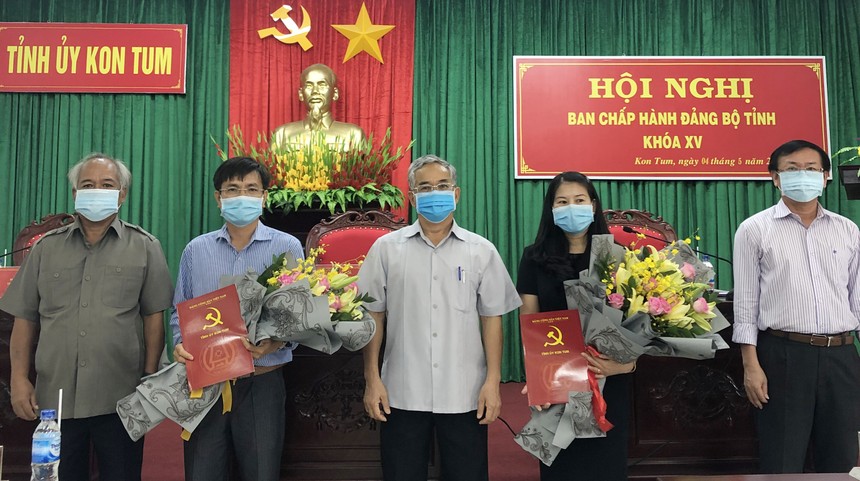 Lãnh đạo tỉnh Kon Tum trao quyết định  và chúc mừng các cán bộ được chỉ định làm Ủy viên Ban Chấp hành Đảng bộ tỉnh.