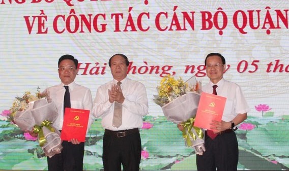 Bí thư Thành ủy Hải Phòng trao quyết định và chúc mừng 2 đồng chí: Trần Quang Tuấn, Đoàn Văn Chương.