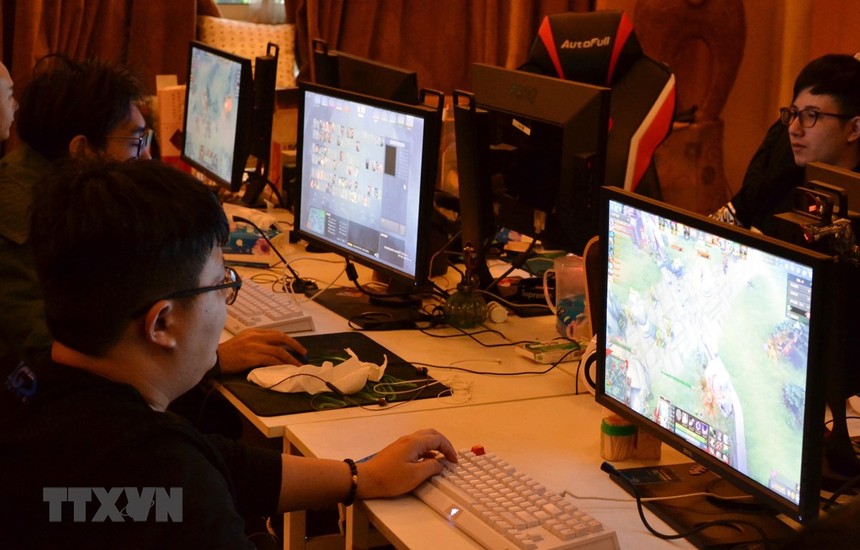 Người dân chơi trò chơi điện tử tại Thượng Hải, Trung Quốc. (Ảnh: AFP/TTXVN).