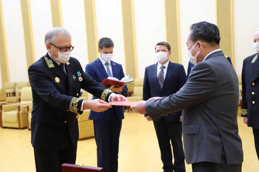 Đại sứ Nga tại Triều Tiên Alexander Matsegora (trái) trao huân chương của ông Putin cho đại diện phía Triều Tiên, Ngoại trưởng Ri Yong-ho (Ảnh: Đại sứ quán Nga tại Triều Tiên).