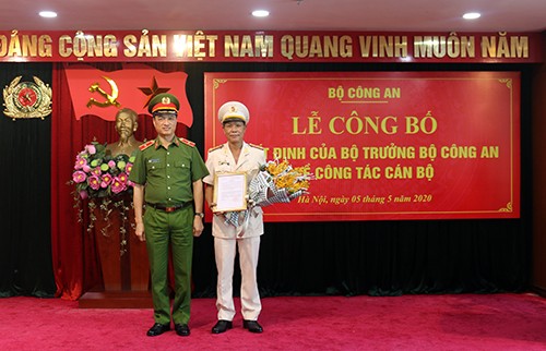 Thứ trưởng Nguyễn Duy Ngọc trao quyết định điều động và chúc mừng Đại tá Nguyễn Thanh Trang.