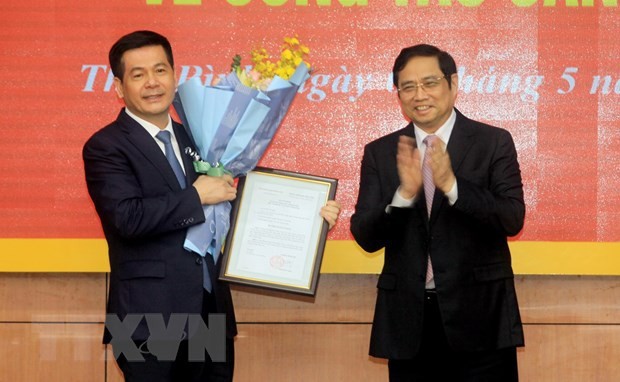 Trưởng Ban Tổ chức Trung ương Phạm Minh Chính trao quyết định cho ông Nguyễn Hồng Diên. (Ảnh: TTXVN).