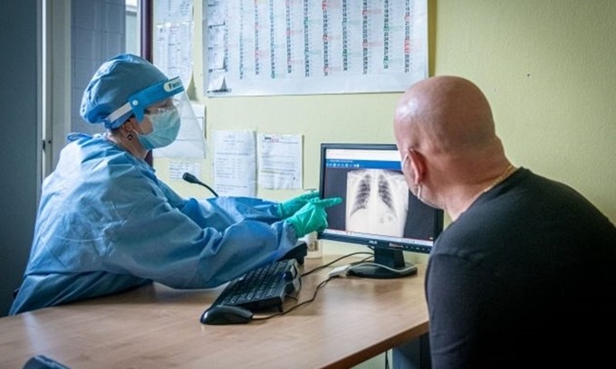 Nhân viên y tế kiểm tra phim chụp của người nghi nhiễm nCoV tại Italy ngày 5/5. Ảnh: Reuters.