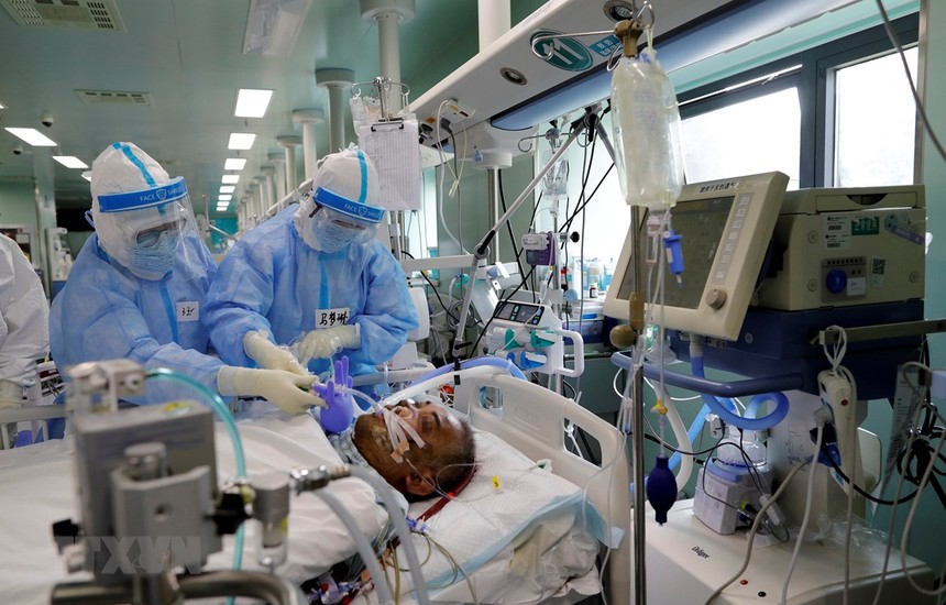 Nhân viên y tế chăm sóc bệnh nhân COVID-19 tại bệnh viện ở Vũ Hán, tỉnh Hồ Bắc, Trung Quốc. (Ảnh: THX/TTXVN).