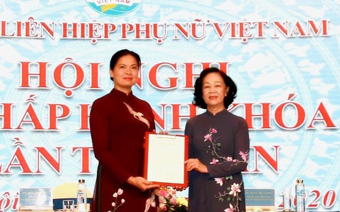Bà Trương Thị Mai trao quyết định điều động bà Hà Thị Nga (Ảnh: Cổng TTĐT TƯ Hội LHPN Việt Nam).