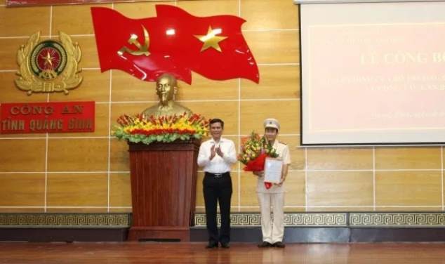 Phó Bí thư Thường trực Tỉnh ủy Quảng Bình tặng hoa chúc mừng Thượng tá Trần Quang Hiếu – Phó Giám đốc Công an tỉnh Quảng Bình.