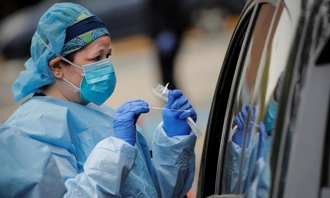 Nhân viên y tế tại một điểm xét nghiệm nCoV trong ôtô tại Bệnh viện Đại học North Shore ở Manhasset, New York, ngày 6/5. Ảnh: Reuters.