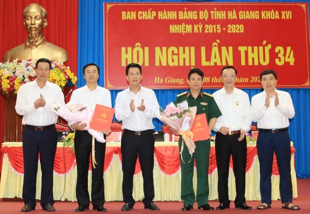 Lãnh đạo tỉnh Hà Giang trao quyết định và chúc mừng các cán bộ nhận nhiệm vụ mới.