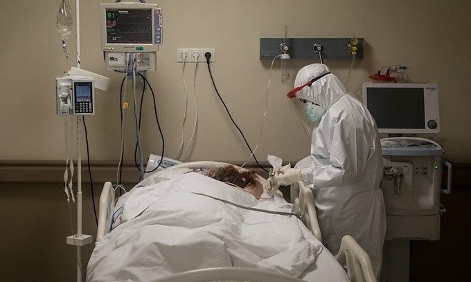 Nhân viên y tế Thổ Nhĩ Kỳ điều trị cho một bệnh nhân trong phòng chăm sóc tích cực tại một bệnh viện ở Istanbul hôm 8/5. Ảnh: AFP. 