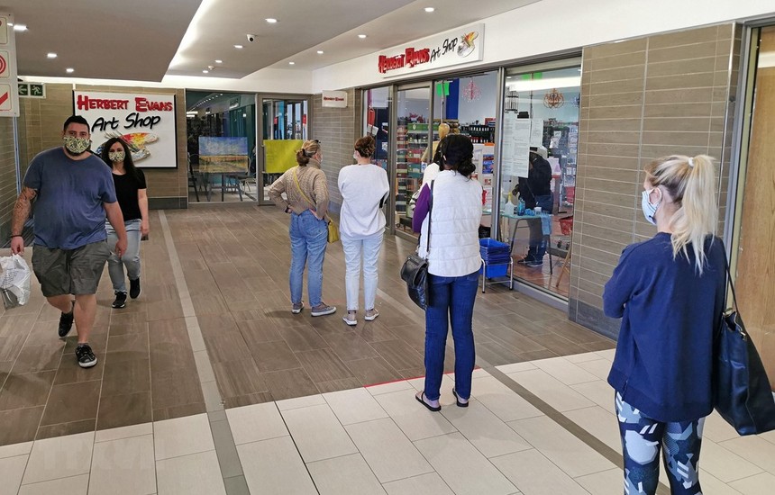 Người dân thực hiện giãn cách xã hội phòng lây nhiễm COVID-19 khi xếp hàng bên ngoài một cửa hàng ở Johannesburg, Nam Phi ngày 2/5/2020. (Ảnh: THX/TTXVN).