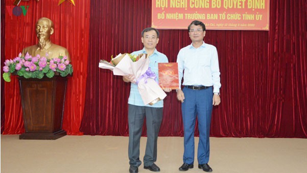 Ông Phạm Toàn Thắng (trái) nhận quyết định bổ nhiệm.