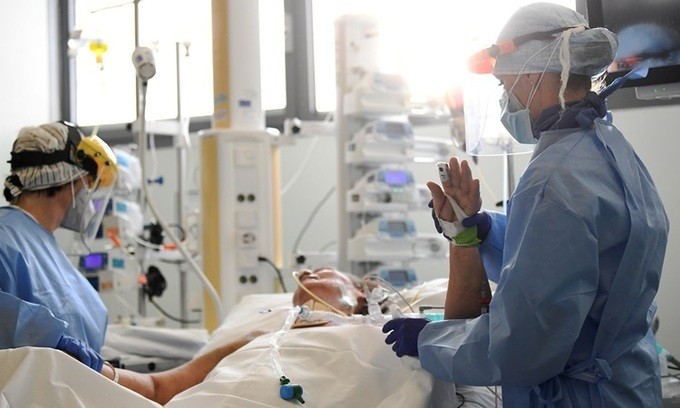 Nhân viên y tế điều trị cho bệnh nhân Covid-19 trong phòng chăm sóc tích cực tại bệnh viện Papa Giovanni XXIII ở Bergamo, Italy hôm 12/5. Ảnh: Reuters.