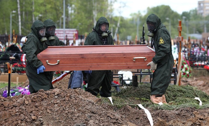 Người chết vì Covid-19 được an táng ở ngoại ô Moskva, Nga, hôm 15/5. Ảnh: Reuters.