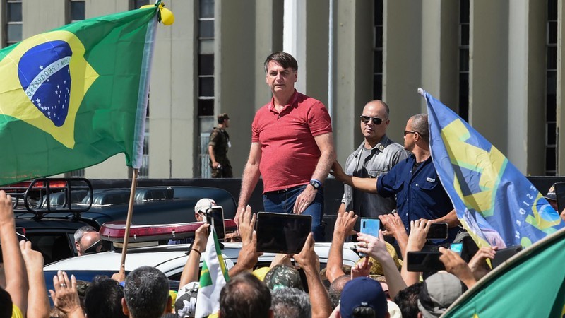 Tổng thống Jair Bolsonaro tham gia cùng những người biểu tình phản đối giãn cách xã hội ngày 19-04. Ảnh: AFP/Getty.