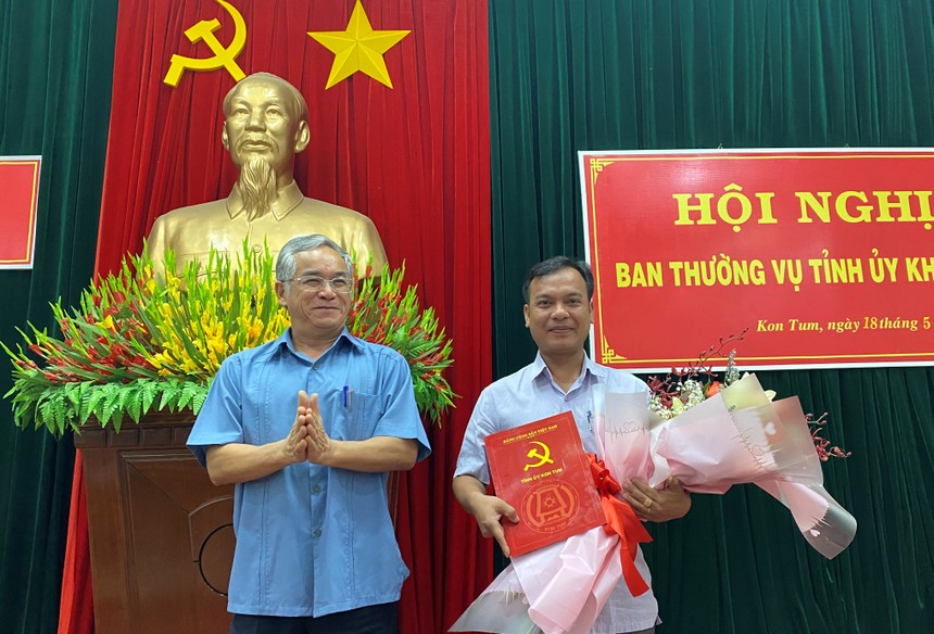 Bí thư Tỉnh ủy Kon Tum Nguyễn Văn Hùng trao quyết định và chúc mừng đồng chí U Huấn.