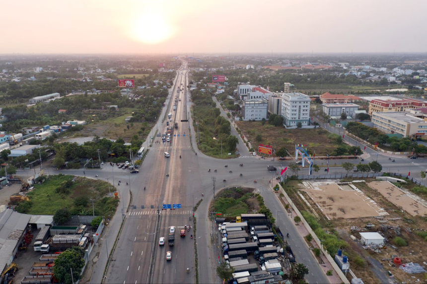 Điểm giao giữa đại lộ Nguyễn Văn Linh nối dài và đường Tân Túc tại trung tâm hành chính Bình Chánh.