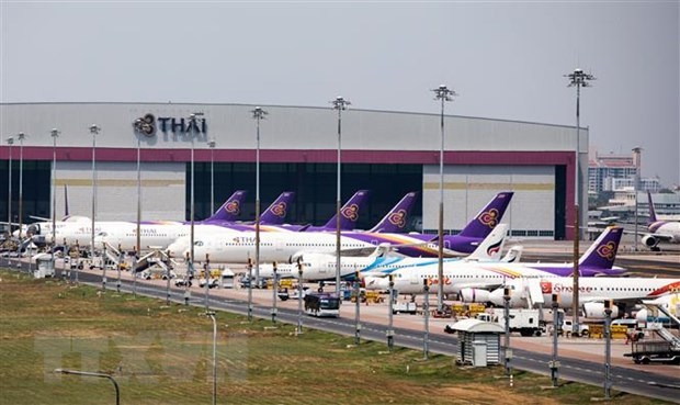 Máy bay của Thai Airways nằm chờ tại sân bay Suvarnabhumi ở Bangkok, Thái Lan, ngày 25/3, sau khi nhiều chuyến bay quốc tế bị dừng do dịch COVID-19. (Nguồn: AFP/TTXVN).