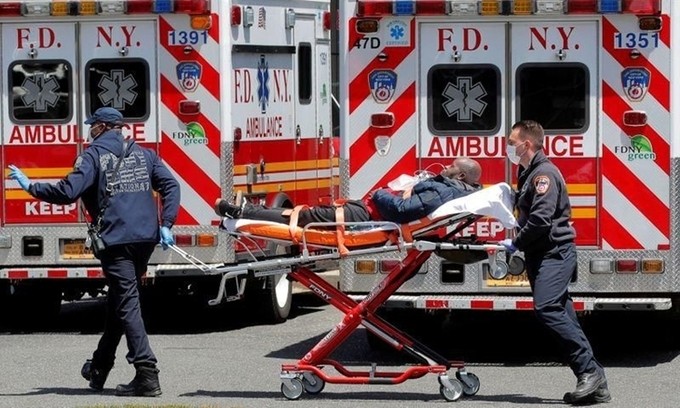 Lính cứu hỏa di chuyển bệnh nhân ở New York ngày 20/5. Ảnh: Reuters.