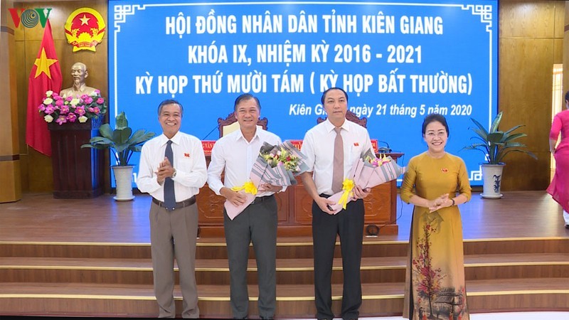 Ông Lâm Minh Thành (thứ hai từ phải qua) được bầu giữ chức Phó Chủ tịch UBDN tỉnh Kiên Giang. 