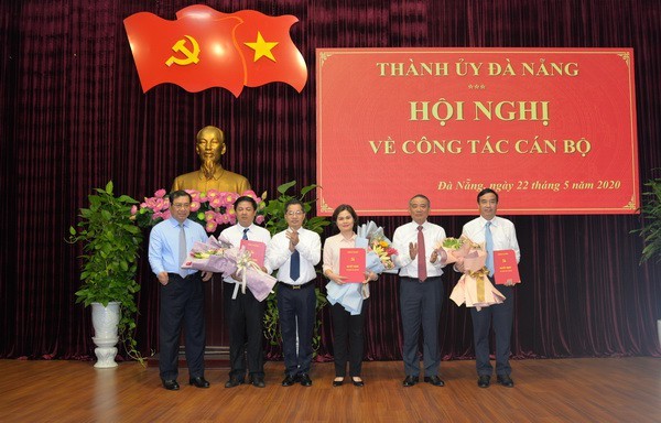 Lãnh đạo thành phố Đà Nẵng tặng hoa chúc mừng các thành viên được bổ sung vào Ban Thường vụ Thành ủy.