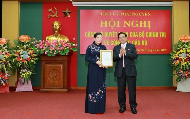 Ông Phạm Minh Chính trao quyết định của Bộ Chính trị phân công bà Nguyễn Thanh Hải giữ chức Bí thư Tỉnh ủy Thái Nguyên.