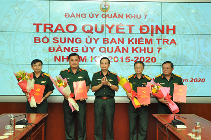 Trung tướng Trần Hoài Trung, Bí thư Đảng ủy, Chính ủy Quân khu 7 trao các quyết định và chúc mừng các tân Ủy viên Ủy ban Kiểm tra Đảng ủy Quân khu 7.