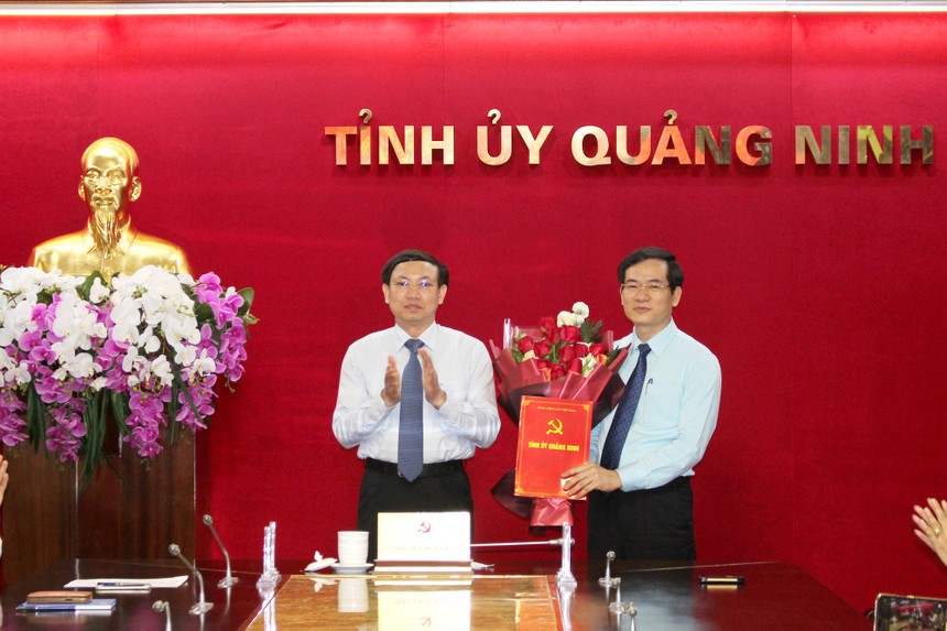 Bí thư Tỉnh ủy, Chủ tịch HĐND tỉnh Quảng Ninh Nguyễn Xuân Ký trao quyết định và chúc mừng đồng chí Vũ Quyết Tiến.