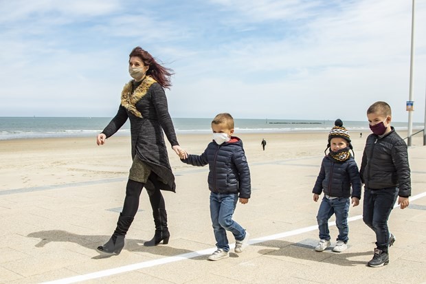 Người dân dạo trên bãi biển ở Dunkirk, Pháp. (Ảnh: THX/TTXVN).