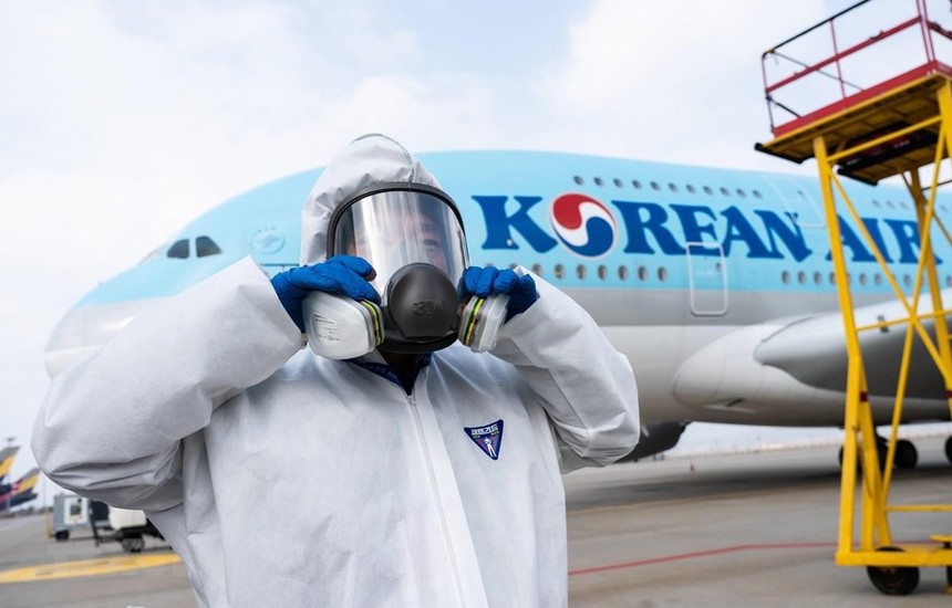 Nhân viên chuẩn bị phun thuốc khử trùng trên máy bay của Korean Air nhằm ngăn chặn sự lây lan của dịch COVID-19. (Ảnh: AFP/TTXVN).