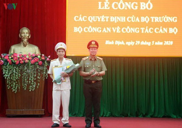 Thiếu tướng Lê Tấn Tới, Thứ trưởng Bộ Công an trao quyết định cho cho Đại tá Võ Đức Nguyện - Giám đốc Công an tỉnh Bình Định.